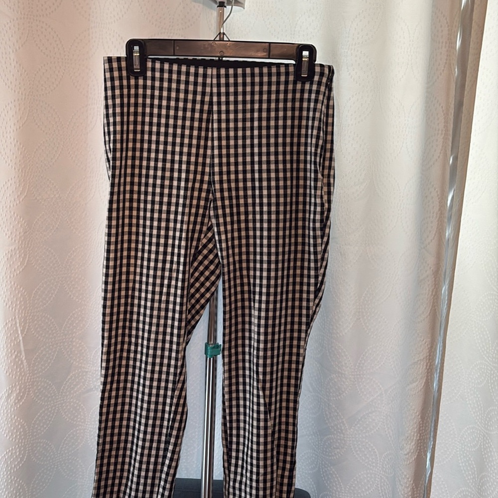 A NEW DAY Black n white checkered dress pants! Fitted and in great condition!